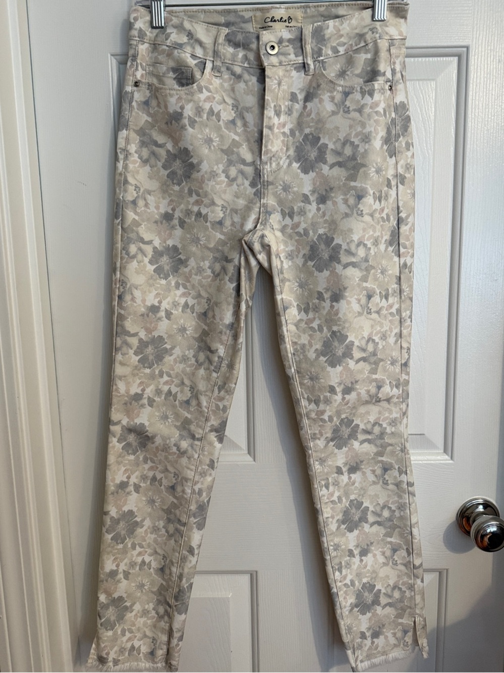 CHARLIE B Cream and Light Gray Floral Jeans